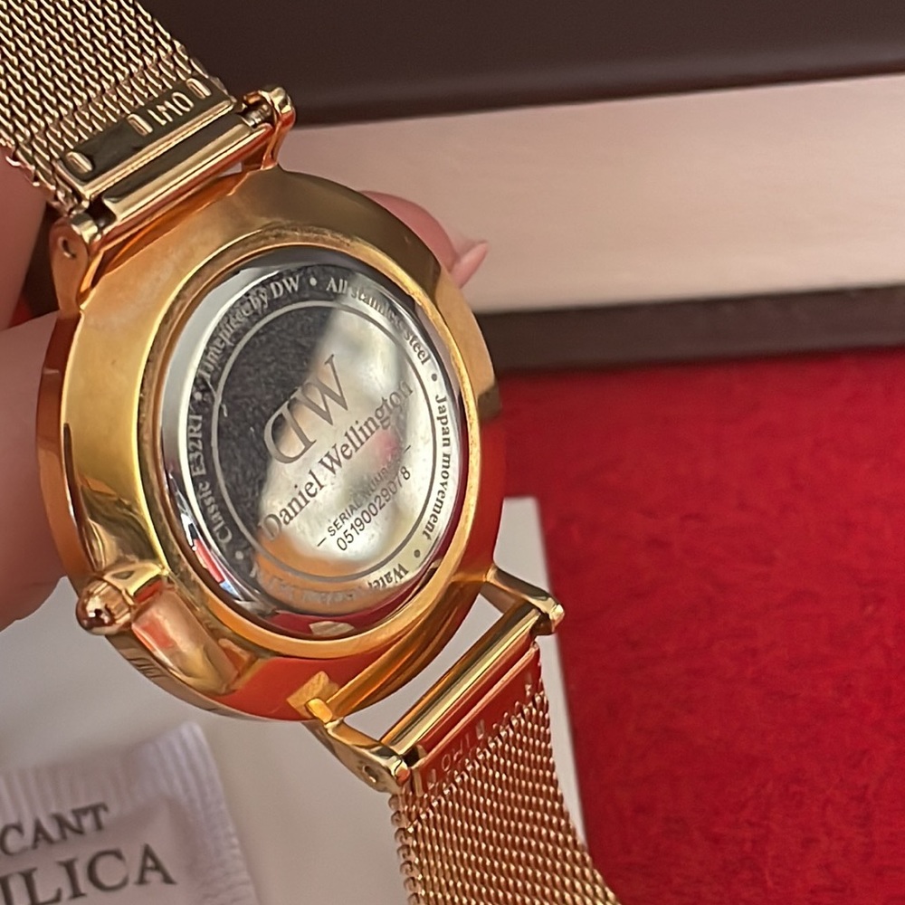 Authentic DW Gold Watch⏱⌚️⭐️ - Picture 6 of 16